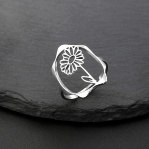 Détail de la bague ajustable en acier inoxydable avec motif fleur de marguerite évidée