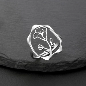 Vue macro détaillée d'un motif de fleur évidée en argent sur une bague ajustable