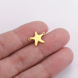 Detalle de pequeños conectores de joyería de estrella de mar en acero dorado 18K