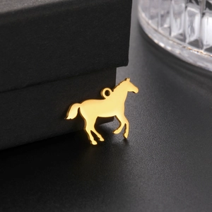 Vue macro du pendentif cheval en acier inoxydable plaqué or 18K sur boîte à bijoux
