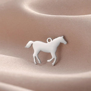 Pendentif cheval au galop argenté avec finition 18K pour création de bijoux et DIY