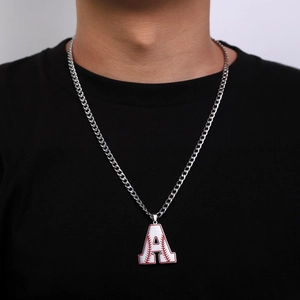 Détail d'un collier chaîne cubaine en acier argenté avec un pendentif lettre A style baseball