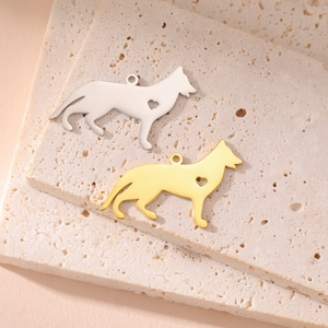 Détails des pendentifs chien de berger or et argent avec découpe cœur sur pierre