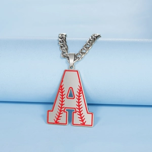 Chaîne cubaine avec pendentif lettre A en acier inoxydable et coutures de baseball rouges