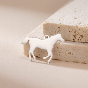 Détail d'un pendentif cheval en acier inoxydable poli pour création de bijoux DIY