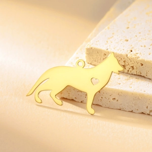 Pendentif chien en acier inoxydable plaqué or 18K avec cœur ajouré sur dalles de pierre