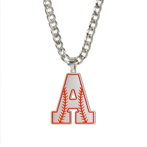 Détail du pendentif lettre A argenté avec couture de baseball sur chaîne en métal