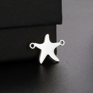 Detalle de conector de estrella de mar plateada con dos agujeros para joyas DIY