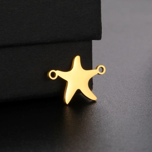 Detalle macro del conector de estrella de mar bañada en oro 18K con anillos dobles