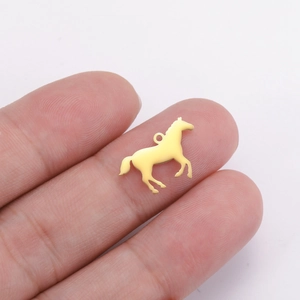 Mini pendentif cheval au galop en acier inoxydable plaqué or 18 carats avec anneau