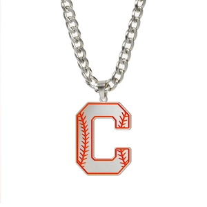 Détail de la chaîne cubaine en acier avec pendentif lettre C et motif de baseball