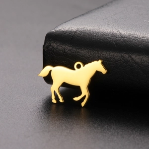Pendentif cheval galopant plaqué or 18K sur cuir noir pour création de bijoux