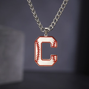 Collier avec pendentif lettre C style baseball, coutures rouges sur chaîne gourmette