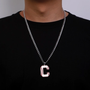 Détail d'une chaîne argentée avec pendentif lettre C style baseball sur un mannequin