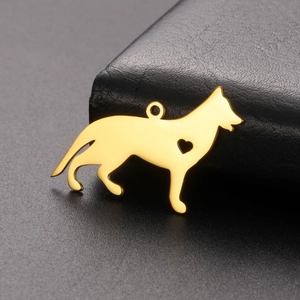 Vue détaillée d'un pendentif chien en acier inoxydable plaqué or 18K avec cœur ajouré