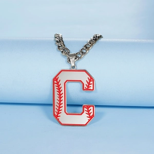Vue détaillée du pendentif lettre C argenté avec couture de baseball rouge et grosse chaîne