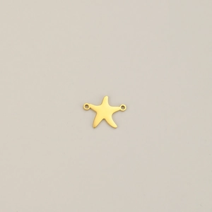 Detalle de colgante de estrella de mar bañada en oro 18K con dos ojales para joyas