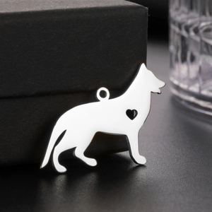 Pendentif chien loup en acier inoxydable poli avec cœur sur boîte cadeau noire