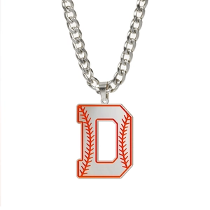 Vue détaillée du pendentif lettre D argenté avec coutures de baseball sur chaîne cubaine