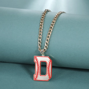 Détail du pendentif lettre D style baseball avec coutures rouges et chaîne épaisse