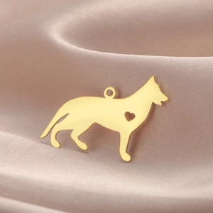 Pendentif silhouette de berger allemand en acier inoxydable doré 18 carats avec cœur