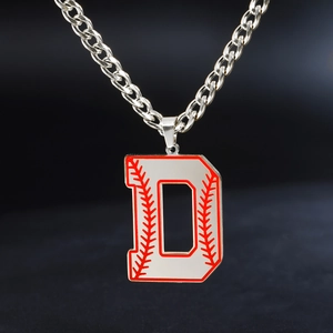 Détail de la chaîne cubaine argentée avec pendentif lettre D en émail rouge et blanc baseball