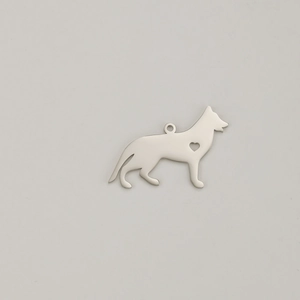 Pendentif en argent poli en forme de silhouette de berger allemand avec cœur ajouré