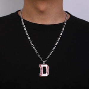 Gros plan d'une chaîne en acier inoxydable argenté avec pendentif lettre D baseball