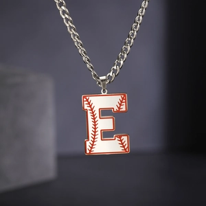 Détail de chaîne en acier inoxydable avec pendentif lettre E à motif baseball
