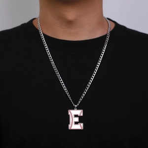 Vue détaillée du pendentif lettre E de baseball argenté avec motifs de couture rouges