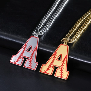 Collier Pendentif Lettre Initiale avec Coutures de Baseball pour Hommes Femmes en Acier Inoxydable Chaîne Maille Cubaine