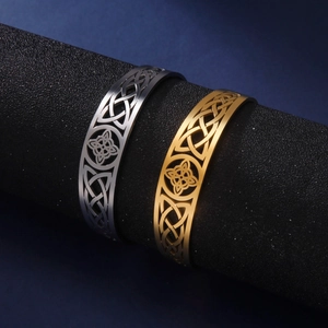 Dettaglio dei bracciali in acciaio inossidabile con nodo celtico in oro e argento
