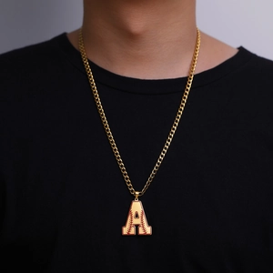 Collier chaîne dorée avec pendentif lettre A orné de coutures de baseball rouges
