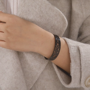 Bracciale rigido aperto nero in acciaio inossidabile con nodo celtico su manica di lana