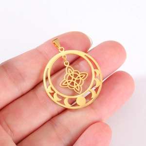 Primer plano del colgante dorado de fases lunares con diseño de nudo celta central