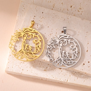 Dettaglio dei ciondoli albero della vita in oro 18K e argento su base in pietra