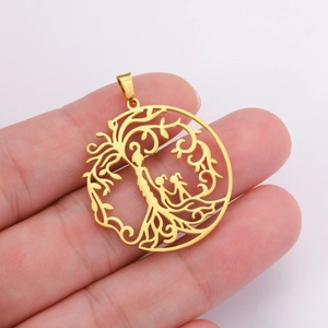 Dettaglio del ciondolo albero della vita in acciaio oro 18K con sagome di madre e bambini