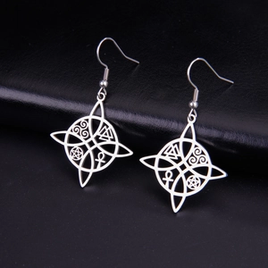 Boucles d'oreilles nœud celtique en acier poli avec symboles occultes sur cuir noir
