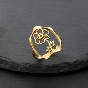 Macro d'une bague fleur ajourée en acier inoxydable plaqué or 18k sur pierre