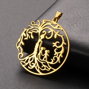 Dettaglio del ciondolo albero della vita in oro 18K con sagoma di madre e figlio