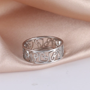Bague minimaliste en acier inoxydable argenté avec motifs cœurs sur soie rose