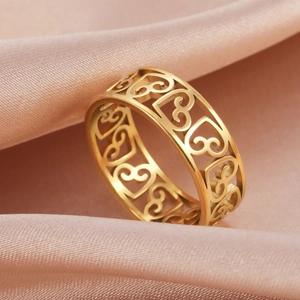 Bague dorée en acier inoxydable avec motifs de cœur évidés sur fond de soie