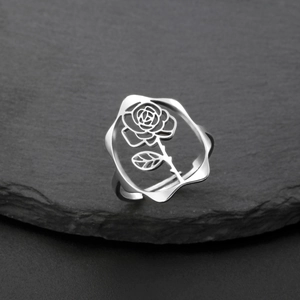 Détail macro d'une bague fleur de rose ouverte en acier inoxydable plaqué 18k sur ardoise