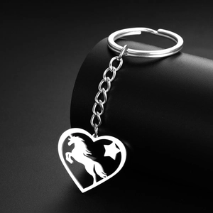 Porte-clés en acier inoxydable avec cœur ajouré, licorne et étoile sur support de luxe