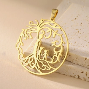 Dettaglio del ciondolo albero della vita in oro 18K con sagome di madre e figli