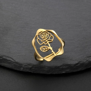 Vue macro d'une bague ouverte en acier inoxydable plaqué or 18k avec motif rose évidée