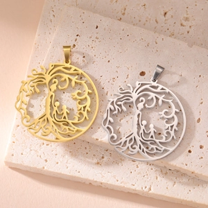 Macro di ciondoli albero della vita in oro 18K e argento con figure di famiglia su travertino