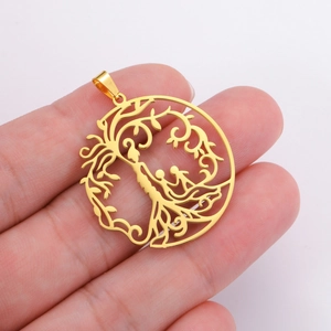 Dettaglio ciondolo albero della vita in oro 18K con sagome familiari e gancio superiore