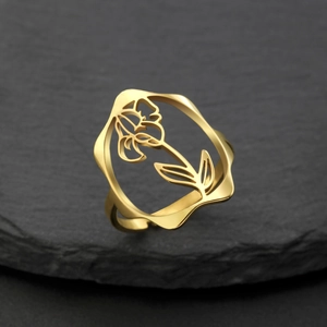 Détail de la bague fleur évidée en acier inoxydable plaqué or 18 carats sur pierre