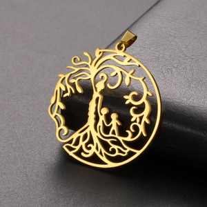 Dettaglio del ciondolo Albero della Vita in acciaio inossidabile placcato oro 18K